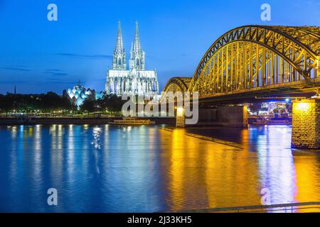 Köln, Blick auf die Stadt vom Rheinboulevard auf Museum Ludwig, Kölner Dom, Hohenzollernbrücke und Rhein Stockfoto