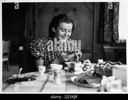 Wie hier Margarethe. - Hier ist Margarethe. Eva Brauns Fotoalben, ca. 1913 - ca. 1944. Diese Alben werden Eva Braun zugeschrieben (vier werden von ihrer Freundin Herta Schneider, geb. Ostermeyer, beansprucht) und dokumentieren ihr Leben aus ca. 1913 bis 1944. Es gibt viele Fotos von Eva, ihren Schwestern und ihren Kindern, Herta Schneider und ihren Kindern, sowie Fotos von Evas Ferien, Familienmitgliedern und Freunden. Dazu gehören Fotografien von und von Eva Braun in Hitlers Chalet Berghof (oder Kehlstein), Fotos von Hitler und seinem Gefolge, Besucher von Berghof und die Landschaft um Ber Stockfoto