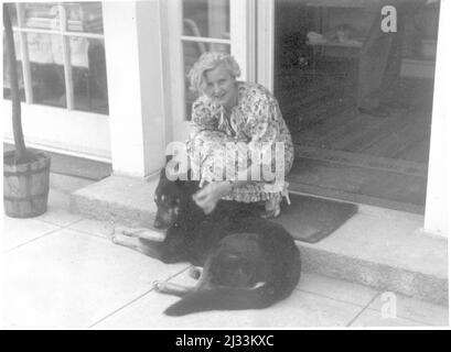 Eva Brauns Fotoalben, ca. 1913 - ca. 1944. Diese Alben werden Eva Braun zugeschrieben (vier werden von ihrer Freundin Herta Schneider, geb. Ostermeyer, beansprucht) und dokumentieren ihr Leben aus ca. 1913 bis 1944. Es gibt viele Fotos von Eva, ihren Schwestern und ihren Kindern, Herta Schneider und ihren Kindern, sowie Fotos von Evas Ferien, Familienmitgliedern und Freunden. Dazu gehören Fotografien von und von Eva Braun im Hitlerhaus Berghof (oder Kehlstein), Fotografien von Hitler und seinem Gefolge, Besucher von Berghof und der Landschaft um Berchtesgaden sowie einige Studioporträts von Eva Stockfoto