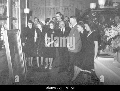 Eva Brauns Fotoalben, ca. 1913 - ca. 1944. Diese Alben werden Eva Braun zugeschrieben (vier werden von ihrer Freundin Herta Schneider, geb. Ostermeyer, beansprucht) und dokumentieren ihr Leben aus ca. 1913 bis 1944. Es gibt viele Fotos von Eva, ihren Schwestern und ihren Kindern, Herta Schneider und ihren Kindern, sowie Fotos von Evas Ferien, Familienmitgliedern und Freunden. Dazu gehören Fotografien von und von Eva Braun im Hitlerhaus Berghof (oder Kehlstein), Fotografien von Hitler und seinem Gefolge, Besucher von Berghof und der Landschaft um Berchtesgaden sowie einige Studioporträts von Eva Stockfoto