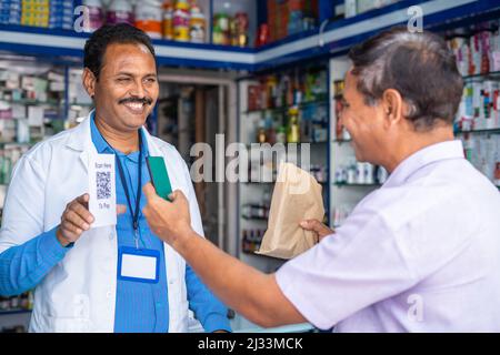 Kunden zahlen durch Scannen qr-Code in der medizinischen Shop des Einkaufs - Konzept der bargeldlosen oder kontaktlosen Transaktion, Technologie und sicheres Zahlungssystem Stockfoto