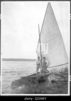 Hans. Eva Brauns Fotoalben, ca. 1913 - ca. 1944. Diese Alben werden Eva Braun zugeschrieben (vier werden von ihrer Freundin Herta Schneider, geb. Ostermeyer, beansprucht) und dokumentieren ihr Leben aus ca. 1913 bis 1944. Es gibt viele Fotos von Eva, ihren Schwestern und ihren Kindern, Herta Schneider und ihren Kindern, sowie Fotos von Evas Ferien, Familienmitgliedern und Freunden. Dazu gehören Fotografien von und von Eva Braun in Hitlers Chalet Berghof (oder Kehlstein), Fotografien von Hitler und seinem Gefolge, Besucher von Berghof und der Landschaft um Berchtesgaden sowie einige Studioportraits Stockfoto