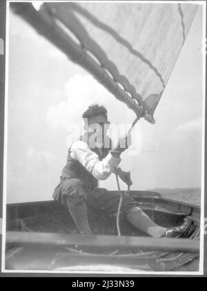 Hans. Eva Brauns Fotoalben, ca. 1913 - ca. 1944. Diese Alben werden Eva Braun zugeschrieben (vier werden von ihrer Freundin Herta Schneider, geb. Ostermeyer, beansprucht) und dokumentieren ihr Leben aus ca. 1913 bis 1944. Es gibt viele Fotos von Eva, ihren Schwestern und ihren Kindern, Herta Schneider und ihren Kindern, sowie Fotos von Evas Ferien, Familienmitgliedern und Freunden. Dazu gehören Fotografien von und von Eva Braun in Hitlers Chalet Berghof (oder Kehlstein), Fotografien von Hitler und seinem Gefolge, Besucher von Berghof und der Landschaft um Berchtesgaden sowie einige Studioportraits Stockfoto