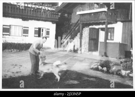 Besuch Gauleiter Wagner 1936. Eva Brauns Fotoalben, ca. 1913 - ca. 1944. Diese Alben werden Eva Braun zugeschrieben (vier werden von ihrer Freundin Herta Schneider, geb. Ostermeyer, beansprucht) und dokumentieren ihr Leben aus ca. 1913 bis 1944. Es gibt viele Fotos von Eva, ihren Schwestern und ihren Kindern, Herta Schneider und ihren Kindern, sowie Fotos von Evas Ferien, Familienmitgliedern und Freunden. Dazu gehören Fotografien von und von Eva Braun im Hitlerchalet Berghof (oder Kehlstein), Fotografien von Hitler und seinem Gefolge, Besucher von Berghof und die Landschaft um Berchtesgaden, an Stockfoto