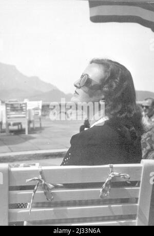 Eva Brauns Fotoalben, ca. 1913 - ca. 1944. Diese Alben werden Eva Braun zugeschrieben (vier werden von ihrer Freundin Herta Schneider, geb. Ostermeyer, beansprucht) und dokumentieren ihr Leben aus ca. 1913 bis 1944. Es gibt viele Fotos von Eva, ihren Schwestern und ihren Kindern, Herta Schneider und ihren Kindern, sowie Fotos von Evas Ferien, Familienmitgliedern und Freunden. Dazu gehören Fotografien von und von Eva Braun im Hitlerhaus Berghof (oder Kehlstein), Fotografien von Hitler und seinem Gefolge, Besucher von Berghof und der Landschaft um Berchtesgaden sowie einige Studioporträts von Eva Stockfoto