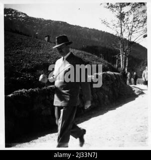 Eva Brauns Fotoalben, ca. 1913 - ca. 1944. Diese Alben werden Eva Braun zugeschrieben (vier werden von ihrer Freundin Herta Schneider, geb. Ostermeyer, beansprucht) und dokumentieren ihr Leben aus ca. 1913 bis 1944. Es gibt viele Fotos von Eva, ihren Schwestern und ihren Kindern, Herta Schneider und ihren Kindern, sowie Fotos von Evas Ferien, Familienmitgliedern und Freunden. Dazu gehören Fotografien von und von Eva Braun im Hitlerhaus Berghof (oder Kehlstein), Fotografien von Hitler und seinem Gefolge, Besucher von Berghof und der Landschaft um Berchtesgaden sowie einige Studioporträts von Eva Stockfoto