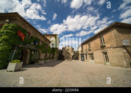 Blick auf die mittelalterliche Innenstadt von Carcassonne (Cité Médiévale) mit Kopfsteinpflasterstraßen und den Kirchplatz in Frankreich Stockfoto