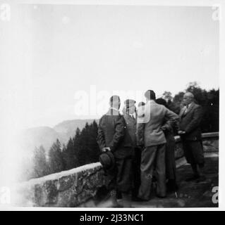 Eva Brauns Fotoalben, ca. 1913 - ca. 1944. Diese Alben werden Eva Braun zugeschrieben (vier werden von ihrer Freundin Herta Schneider, geb. Ostermeyer, beansprucht) und dokumentieren ihr Leben aus ca. 1913 bis 1944. Es gibt viele Fotos von Eva, ihren Schwestern und ihren Kindern, Herta Schneider und ihren Kindern, sowie Fotos von Evas Ferien, Familienmitgliedern und Freunden. Dazu gehören Fotografien von und von Eva Braun im Hitlerhaus Berghof (oder Kehlstein), Fotografien von Hitler und seinem Gefolge, Besucher von Berghof und der Landschaft um Berchtesgaden sowie einige Studioporträts von Eva Stockfoto