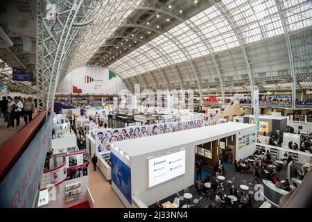 London, Großbritannien. 5. April 2022. London Book Fair kehrt nach Olympia zurück. Der erste Tag der Londoner Buchmesse bot endlose Freuden für Bücherwürmer aller Beschreibungen mit Ausstellungen aus der Ukraine und Sharjah mit traditionellen Tänzern, palästinensischer Poesie und Miss Elizabeth Bennett und Mr Darcy aus Jane Austens 'Stolz und Vorurteil'. Kredit: Peter Hogan/Alamy Live Nachrichten Stockfoto