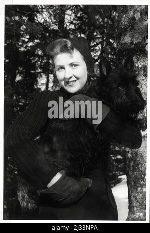 Die Sonne scheint schon sehr warm. - Die Sonne scheint schon warm. Eva Brauns Fotoalben, ca. 1913 - ca. 1944. Diese Alben werden Eva Braun zugeschrieben (vier werden von ihrer Freundin Herta Schneider, geb. Ostermeyer, beansprucht) und dokumentieren ihr Leben aus ca. 1913 bis 1944. Es gibt viele Fotos von Eva, ihren Schwestern und ihren Kindern, Herta Schneider und ihren Kindern, sowie Fotos von Evas Ferien, Familienmitgliedern und Freunden. Dazu gehören Fotografien von und von Eva Braun in Hitlers Berghof (oder Kehlstein), Fotografien von Hitler und seinem Gefolge, Besucher von Bergh Stockfoto