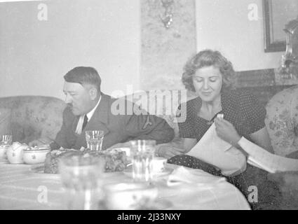 Nickerchen im Teehaus. Eva Brauns Fotoalben, ca. 1913 - ca. 1944. Diese Alben werden Eva Braun zugeschrieben (vier werden von ihrer Freundin Herta Schneider, geb. Ostermeyer, beansprucht) und dokumentieren ihr Leben aus ca. 1913 bis 1944. Es gibt viele Fotos von Eva, ihren Schwestern und ihren Kindern, Herta Schneider und ihren Kindern, sowie Fotos von Evas Ferien, Familienmitgliedern und Freunden. Dazu gehören auch Fotos von Eva Braun in Hitlers Berghof (oder Kehlstein), Fotos von Hitler und seinem Gefolge, Besucher von Berghof und der Landschaft um Berchtesgaden und einige Stockfoto
