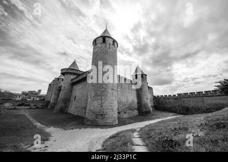 Seitenansicht der mittelalterlichen Zitadelle von Carcassonne (Cité Médiévale) Schloss Comtal in Schwarz und Weiß Stockfoto