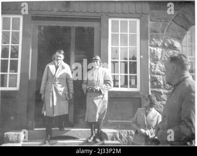 Hans 1931. Eva Brauns Fotoalben, ca. 1913 - ca. 1944. Diese Alben werden Eva Braun zugeschrieben (vier werden von ihrer Freundin Herta Schneider, geb. Ostermeyer, beansprucht) und dokumentieren ihr Leben aus ca. 1913 bis 1944. Es gibt viele Fotos von Eva, ihren Schwestern und ihren Kindern, Herta Schneider und ihren Kindern, sowie Fotos von Evas Ferien, Familienmitgliedern und Freunden. Dazu gehören Fotografien von und von Eva Braun in Hitlers Chalet Berghof (oder Kehlstein), Fotografien von Hitler und seinem Gefolge, Besucher von Berghof und der Landschaft um Berchtesgaden sowie einige Studioaufnahmen Stockfoto