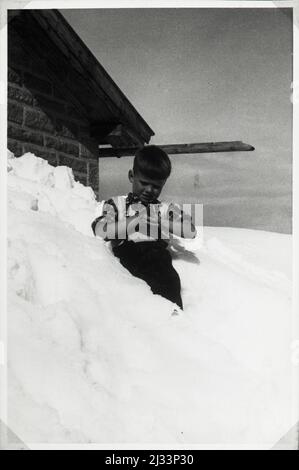 Karl-Adolf. Eva Brauns Fotoalben, ca. 1913 - ca. 1944. Diese Alben werden Eva Braun zugeschrieben (vier werden von ihrer Freundin Herta Schneider, geb. Ostermeyer, beansprucht) und dokumentieren ihr Leben aus ca. 1913 bis 1944. Es gibt viele Fotos von Eva, ihren Schwestern und ihren Kindern, Herta Schneider und ihren Kindern, sowie Fotos von Evas Ferien, Familienmitgliedern und Freunden. Dazu gehören Fotografien von und von Eva Braun in Hitlers Chalet Berghof (oder Kehlstein), Fotografien von Hitler und seinem Gefolge, Besucher von Berghof und der Landschaft um Berchtesgaden sowie einige Studiohäfen Stockfoto