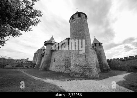 Seitenansicht der mittelalterlichen Zitadelle von Carcassonne (Cité Médiévale) Schloss Comtal in Schwarz und Weiß Stockfoto