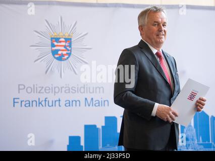 05. April 2022, Hessen, Frankfurt/Main: Gerhard Bereswill, scheidender Polizeichef von Frankfurt am Main, steht mit seiner Entlassungsbescheinigung auf der Bühne. Bereswill geht in den Ruhestand. Foto: Boris Roessler/dpa Stockfoto