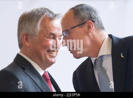 05. April 2022, Hessen, Frankfurt/Main: Gerhard Bereswill (l), scheidender Polizeichef von Frankfurt am Main, erhält seine Entlassungsbescheinigung von Innenminister Peter Beuth (CDU, r). Bereswill tritt in den Ruhestand. Foto: Boris Roessler/dpa Stockfoto