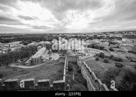 Panoramablick auf die Stadt Carcassonne und das Dach der Kirche Saint-Gimer von der mittelalterlichen Zitadelle (Cité Médiévale) und den Zinnen in Schwarz und Weiß Stockfoto