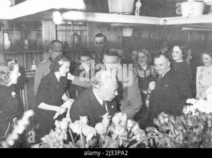 Eva Brauns Fotoalben, ca. 1913 - ca. 1944. Diese Alben werden Eva Braun zugeschrieben (vier werden von ihrer Freundin Herta Schneider, geb. Ostermeyer, beansprucht) und dokumentieren ihr Leben aus ca. 1913 bis 1944. Es gibt viele Fotos von Eva, ihren Schwestern und ihren Kindern, Herta Schneider und ihren Kindern, sowie Fotos von Evas Ferien, Familienmitgliedern und Freunden. Dazu gehören Fotografien von und von Eva Braun im Hitlerhaus Berghof (oder Kehlstein), Fotografien von Hitler und seinem Gefolge, Besucher von Berghof und der Landschaft um Berchtesgaden sowie einige Studioporträts von Eva Stockfoto