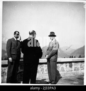 Eva Brauns Fotoalben, ca. 1913 - ca. 1944. Diese Alben werden Eva Braun zugeschrieben (vier werden von ihrer Freundin Herta Schneider, geb. Ostermeyer, beansprucht) und dokumentieren ihr Leben aus ca. 1913 bis 1944. Es gibt viele Fotos von Eva, ihren Schwestern und ihren Kindern, Herta Schneider und ihren Kindern, sowie Fotos von Evas Ferien, Familienmitgliedern und Freunden. Dazu gehören Fotografien von und von Eva Braun im Hitlerhaus Berghof (oder Kehlstein), Fotografien von Hitler und seinem Gefolge, Besucher von Berghof und der Landschaft um Berchtesgaden sowie einige Studioporträts von Eva Stockfoto