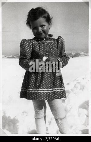 Uschi . Eva Brauns Fotoalben, ca. 1913 - ca. 1944. Diese Alben werden Eva Braun zugeschrieben (vier werden von ihrer Freundin Herta Schneider, geb. Ostermeyer, beansprucht) und dokumentieren ihr Leben aus ca. 1913 bis 1944. Es gibt viele Fotos von Eva, ihren Schwestern und ihren Kindern, Herta Schneider und ihren Kindern, sowie Fotos von Evas Ferien, Familienmitgliedern und Freunden. Dazu gehören Fotografien von und von Eva Braun in Hitlers Chalet Berghof (oder Kehlstein), Fotografien von Hitler und seinem Gefolge, Besucher von Berghof und der Landschaft um Berchtesgaden sowie einige Studioportraits Stockfoto