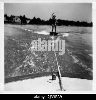 Eva Brauns Fotoalben, ca. 1913 - ca. 1944. Diese Alben werden Eva Braun zugeschrieben (vier werden von ihrer Freundin Herta Schneider, geb. Ostermeyer, beansprucht) und dokumentieren ihr Leben aus ca. 1913 bis 1944. Es gibt viele Fotos von Eva, ihren Schwestern und ihren Kindern, Herta Schneider und ihren Kindern, sowie Fotos von Evas Ferien, Familienmitgliedern und Freunden. Dazu gehören Fotografien von und von Eva Braun im Hitlerhaus Berghof (oder Kehlstein), Fotografien von Hitler und seinem Gefolge, Besucher von Berghof und der Landschaft um Berchtesgaden sowie einige Studioporträts von Eva Stockfoto