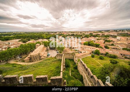 Panoramablick auf die Stadt Carcassonne und das Dach der Kirche Saint-Gimer von der mittelalterlichen Zitadelle (Cité Médiévale) und den Zinnen Stockfoto