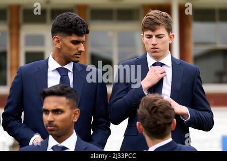 Martin Andersson von Middlesex (rechts) passt seine Krawatte an, beobachtet von Ishaan Kaushal (links) während einer Fotoanstellung bei Lord's, London. Bilddatum: Montag, 4. April 2022. Stockfoto