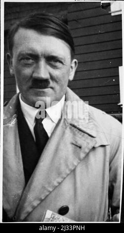 Eva Brauns Fotoalben, ca. 1913 - ca. 1944. Diese Alben werden Eva Braun zugeschrieben (vier werden von ihrer Freundin Herta Schneider, geb. Ostermeyer, beansprucht) und dokumentieren ihr Leben aus ca. 1913 bis 1944. Es gibt viele Fotos von Eva, ihren Schwestern und ihren Kindern, Herta Schneider und ihren Kindern, sowie Fotos von Evas Ferien, Familienmitgliedern und Freunden. Dazu gehören Fotografien von und von Eva Braun im Hitlerhaus Berghof (oder Kehlstein), Fotografien von Hitler und seinem Gefolge, Besucher von Berghof und der Landschaft um Berchtesgaden sowie einige Studioporträts von Eva Stockfoto