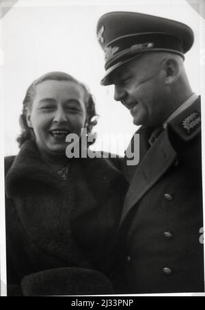 Eva Brauns Fotoalben, ca. 1913 - ca. 1944. Diese Alben werden Eva Braun zugeschrieben (vier werden von ihrer Freundin Herta Schneider, geb. Ostermeyer, beansprucht) und dokumentieren ihr Leben aus ca. 1913 bis 1944. Es gibt viele Fotos von Eva, ihren Schwestern und ihren Kindern, Herta Schneider und ihren Kindern, sowie Fotos von Evas Ferien, Familienmitgliedern und Freunden. Dazu gehören Fotografien von und von Eva Braun im Hitlerhaus Berghof (oder Kehlstein), Fotografien von Hitler und seinem Gefolge, Besucher von Berghof und der Landschaft um Berchtesgaden sowie einige Studioporträts von Eva Stockfoto