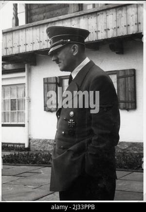 Eva Brauns Fotoalben, ca. 1913 - ca. 1944. Diese Alben werden Eva Braun zugeschrieben (vier werden von ihrer Freundin Herta Schneider, geb. Ostermeyer, beansprucht) und dokumentieren ihr Leben aus ca. 1913 bis 1944. Es gibt viele Fotos von Eva, ihren Schwestern und ihren Kindern, Herta Schneider und ihren Kindern, sowie Fotos von Evas Ferien, Familienmitgliedern und Freunden. Dazu gehören Fotografien von und von Eva Braun im Hitlerhaus Berghof (oder Kehlstein), Fotografien von Hitler und seinem Gefolge, Besucher von Berghof und der Landschaft um Berchtesgaden sowie einige Studioporträts von Eva Stockfoto