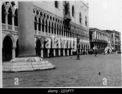 La bella Venezia - das wunderschöne Venedig, Venedig, Italien. Eva Brauns Fotoalben, ca. 1913 - ca. 1944. Diese Alben werden Eva Braun zugeschrieben (vier werden von ihrer Freundin Herta Schneider, geb. Ostermeyer, beansprucht) und dokumentieren ihr Leben aus ca. 1913 bis 1944. Es gibt viele Fotos von Eva, ihren Schwestern und ihren Kindern, Herta Schneider und ihren Kindern, sowie Fotos von Evas Ferien, Familienmitgliedern und Freunden. Dazu gehören Fotografien von und von Eva Braun in Hitlers Chalet Berghof (oder Kehlstein), Fotografien von Hitler und seinem Gefolge, Besucher von Berghof und der Szene Stockfoto