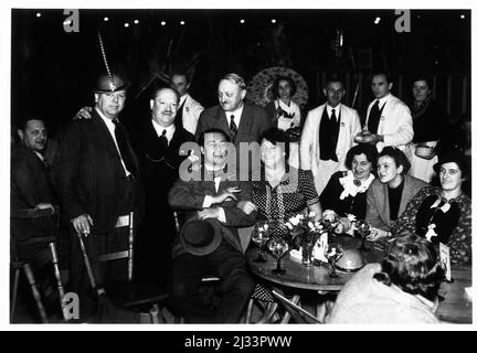 Oktoberfest, 1936 . Eva Brauns Fotoalben, ca. 1913 - ca. 1944. Diese Alben werden Eva Braun zugeschrieben (vier werden von ihrer Freundin Herta Schneider, geb. Ostermeyer, beansprucht) und dokumentieren ihr Leben aus ca. 1913 bis 1944. Es gibt viele Fotos von Eva, ihren Schwestern und ihren Kindern, Herta Schneider und ihren Kindern, sowie Fotos von Evas Ferien, Familienmitgliedern und Freunden. Dazu gehören Fotografien von und von Eva Braun in Hitlers Berghof (oder Kehlstein), Fotos von Hitler und seinem Gefolge, Besucher von Berghof und der Landschaft um Berchtesgaden und einige Stu Stockfoto