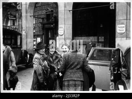 Abfahrt vom Hotel Bayrischer Hof. 29. April 1938 - Abfahrt vom Hotel Bayrischer Hof. 29. April 1938. Eva Brauns Fotoalben, ca. 1913 - ca. 1944. Diese Alben werden Eva Braun zugeschrieben (vier werden von ihrer Freundin Herta Schneider, geb. Ostermeyer, beansprucht) und dokumentieren ihr Leben aus ca. 1913 bis 1944. Es gibt viele Fotos von Eva, ihren Schwestern und ihren Kindern, Herta Schneider und ihren Kindern, sowie Fotos von Evas Ferien, Familienmitgliedern und Freunden. Dazu gehören auch Fotografien von Eva Braun im Hitlerhaus Berghof (oder Kehlstein), Fotografien von Hitler A Stockfoto