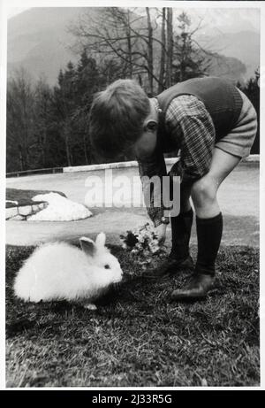 Eva Brauns Fotoalben, ca. 1913 - ca. 1944. Diese Alben werden Eva Braun zugeschrieben (vier werden von ihrer Freundin Herta Schneider, geb. Ostermeyer, beansprucht) und dokumentieren ihr Leben aus ca. 1913 bis 1944. Es gibt viele Fotos von Eva, ihren Schwestern und ihren Kindern, Herta Schneider und ihren Kindern, sowie Fotos von Evas Ferien, Familienmitgliedern und Freunden. Dazu gehören Fotografien von und von Eva Braun im Hitlerhaus Berghof (oder Kehlstein), Fotografien von Hitler und seinem Gefolge, Besucher von Berghof und der Landschaft um Berchtesgaden sowie einige Studioporträts von Eva Stockfoto