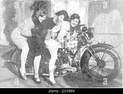 Eva Brauns Fotoalben, ca. 1913 - ca. 1944. Diese Alben werden Eva Braun zugeschrieben (vier werden von ihrer Freundin Herta Schneider, geb. Ostermeyer, beansprucht) und dokumentieren ihr Leben aus ca. 1913 bis 1944. Es gibt viele Fotos von Eva, ihren Schwestern und ihren Kindern, Herta Schneider und ihren Kindern, sowie Fotos von Evas Ferien, Familienmitgliedern und Freunden. Dazu gehören Fotografien von und von Eva Braun im Hitlerhaus Berghof (oder Kehlstein), Fotografien von Hitler und seinem Gefolge, Besucher von Berghof und der Landschaft um Berchtesgaden sowie einige Studioporträts von Eva Stockfoto