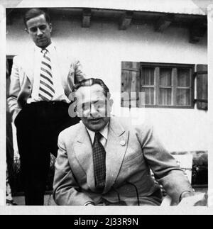 Eva Brauns Fotoalben, ca. 1913 - ca. 1944. Diese Alben werden Eva Braun zugeschrieben (vier werden von ihrer Freundin Herta Schneider, geb. Ostermeyer, beansprucht) und dokumentieren ihr Leben aus ca. 1913 bis 1944. Es gibt viele Fotos von Eva, ihren Schwestern und ihren Kindern, Herta Schneider und ihren Kindern, sowie Fotos von Evas Ferien, Familienmitgliedern und Freunden. Dazu gehören Fotografien von und von Eva Braun im Hitlerhaus Berghof (oder Kehlstein), Fotografien von Hitler und seinem Gefolge, Besucher von Berghof und der Landschaft um Berchtesgaden sowie einige Studioporträts von Eva Stockfoto