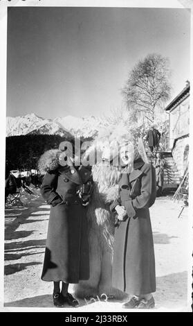Olympiade Garmisch-Partenkirchen - Olympische Spiele in Garmisch-Partenkirchen, Garmisch-Partenkirchen, Deutschland. Eva Brauns Fotoalben, ca. 1913 - ca. 1944. Diese Alben werden Eva Braun zugeschrieben (vier werden von ihrer Freundin Herta Schneider, geb. Ostermeyer, beansprucht) und dokumentieren ihr Leben aus ca. 1913 bis 1944. Es gibt viele Fotos von Eva, ihren Schwestern und ihren Kindern, Herta Schneider und ihren Kindern, sowie Fotos von Evas Ferien, Familienmitgliedern und Freunden. Dazu gehören Fotografien von und von Eva Braun im Hitlerchalet Berghof (oder Kehlstein), Fotografien von Hitler und Stockfoto