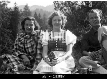 Eva Brauns Fotoalben, ca. 1913 - ca. 1944. Diese Alben werden Eva Braun zugeschrieben (vier werden von ihrer Freundin Herta Schneider, geb. Ostermeyer, beansprucht) und dokumentieren ihr Leben aus ca. 1913 bis 1944. Es gibt viele Fotos von Eva, ihren Schwestern und ihren Kindern, Herta Schneider und ihren Kindern, sowie Fotos von Evas Ferien, Familienmitgliedern und Freunden. Dazu gehören Fotografien von und von Eva Braun im Hitlerhaus Berghof (oder Kehlstein), Fotografien von Hitler und seinem Gefolge, Besucher von Berghof und der Landschaft um Berchtesgaden sowie einige Studioporträts von Eva Stockfoto