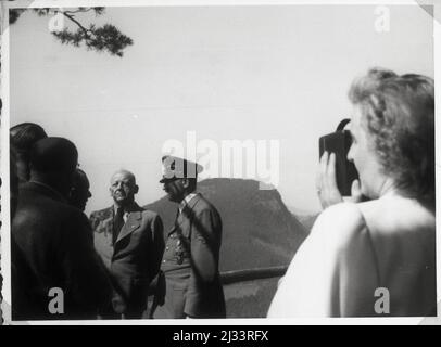 Eva Brauns Fotoalben, ca. 1913 - ca. 1944. Diese Alben werden Eva Braun zugeschrieben (vier werden von ihrer Freundin Herta Schneider, geb. Ostermeyer, beansprucht) und dokumentieren ihr Leben aus ca. 1913 bis 1944. Es gibt viele Fotos von Eva, ihren Schwestern und ihren Kindern, Herta Schneider und ihren Kindern, sowie Fotos von Evas Ferien, Familienmitgliedern und Freunden. Dazu gehören Fotografien von und von Eva Braun im Hitlerhaus Berghof (oder Kehlstein), Fotografien von Hitler und seinem Gefolge, Besucher von Berghof und der Landschaft um Berchtesgaden sowie einige Studioporträts von Eva Stockfoto