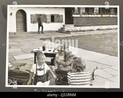 Der Speerkinder. Eva Brauns Fotoalben, ca. 1913 - ca. 1944. Diese Alben werden Eva Braun zugeschrieben (vier werden von ihrer Freundin Herta Schneider, geb. Ostermeyer, beansprucht) und dokumentieren ihr Leben aus ca. 1913 bis 1944. Es gibt viele Fotos von Eva, ihren Schwestern und ihren Kindern, Herta Schneider und ihren Kindern, sowie Fotos von Evas Ferien, Familienmitgliedern und Freunden. Dazu gehören Fotografien von und von Eva Braun in Hitlers Chalet Berghof (oder Kehlstein), Fotos von Hitler und seinem Gefolge, Besucher von Berghof und der Landschaft um Berchtesgaden sowie einige Studios Stockfoto