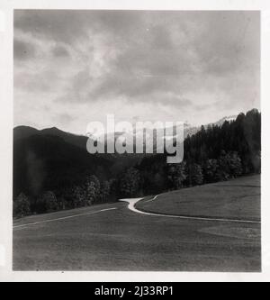 Eva Brauns Fotoalben, ca. 1913 - ca. 1944. Diese Alben werden Eva Braun zugeschrieben (vier werden von ihrer Freundin Herta Schneider, geb. Ostermeyer, beansprucht) und dokumentieren ihr Leben aus ca. 1913 bis 1944. Es gibt viele Fotos von Eva, ihren Schwestern und ihren Kindern, Herta Schneider und ihren Kindern, sowie Fotos von Evas Ferien, Familienmitgliedern und Freunden. Dazu gehören Fotografien von und von Eva Braun im Hitlerhaus Berghof (oder Kehlstein), Fotografien von Hitler und seinem Gefolge, Besucher von Berghof und der Landschaft um Berchtesgaden sowie einige Studioporträts von Eva Stockfoto