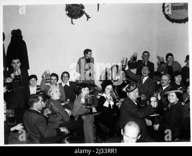 Oktoberfest, 1936 . Eva Brauns Fotoalben, ca. 1913 - ca. 1944. Diese Alben werden Eva Braun zugeschrieben (vier werden von ihrer Freundin Herta Schneider, geb. Ostermeyer, beansprucht) und dokumentieren ihr Leben aus ca. 1913 bis 1944. Es gibt viele Fotos von Eva, ihren Schwestern und ihren Kindern, Herta Schneider und ihren Kindern, sowie Fotos von Evas Ferien, Familienmitgliedern und Freunden. Dazu gehören Fotografien von und von Eva Braun in Hitlers Berghof (oder Kehlstein), Fotos von Hitler und seinem Gefolge, Besucher von Berghof und der Landschaft um Berchtesgaden und einige Stu Stockfoto
