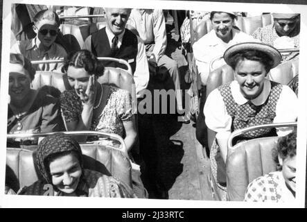 Eva Brauns Fotoalben, ca. 1913 - ca. 1944. Diese Alben werden Eva Braun zugeschrieben (vier werden von ihrer Freundin Herta Schneider, geb. Ostermeyer, beansprucht) und dokumentieren ihr Leben aus ca. 1913 bis 1944. Es gibt viele Fotos von Eva, ihren Schwestern und ihren Kindern, Herta Schneider und ihren Kindern, sowie Fotos von Evas Ferien, Familienmitgliedern und Freunden. Dazu gehören Fotografien von und von Eva Braun im Hitlerhaus Berghof (oder Kehlstein), Fotografien von Hitler und seinem Gefolge, Besucher von Berghof und der Landschaft um Berchtesgaden sowie einige Studioporträts von Eva Stockfoto