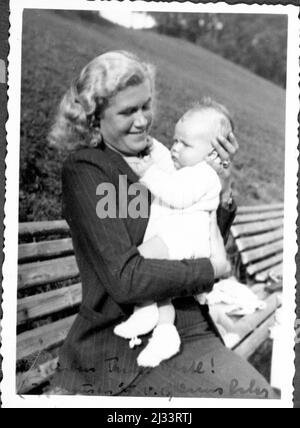 Hanns-Peter - schon etwas grösser. Eva Brauns Fotoalben, ca. 1913 - ca. 1944. Diese Alben werden Eva Braun zugeschrieben (vier werden von ihrer Freundin Herta Schneider, geb. Ostermeyer, beansprucht) und dokumentieren ihr Leben aus ca. 1913 bis 1944. Es gibt viele Fotos von Eva, ihren Schwestern und ihren Kindern, Herta Schneider und ihren Kindern, sowie Fotos von Evas Ferien, Familienmitgliedern und Freunden. Dazu gehören Fotografien von und von Eva Braun in Hitlers Berghof (oder Kehlstein), Fotos von Hitler und seinem Gefolge, Besucher von Berghof und die Landschaft um die Berchtesgade Stockfoto