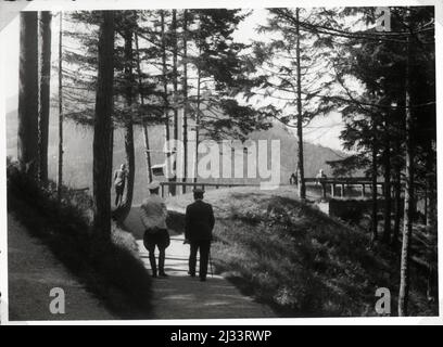 Eva Brauns Fotoalben, ca. 1913 - ca. 1944. Diese Alben werden Eva Braun zugeschrieben (vier werden von ihrer Freundin Herta Schneider, geb. Ostermeyer, beansprucht) und dokumentieren ihr Leben aus ca. 1913 bis 1944. Es gibt viele Fotos von Eva, ihren Schwestern und ihren Kindern, Herta Schneider und ihren Kindern, sowie Fotos von Evas Ferien, Familienmitgliedern und Freunden. Dazu gehören Fotografien von und von Eva Braun im Hitlerhaus Berghof (oder Kehlstein), Fotografien von Hitler und seinem Gefolge, Besucher von Berghof und der Landschaft um Berchtesgaden sowie einige Studioporträts von Eva Stockfoto