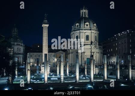 Trajan Säule bei Nacht Rom Italien Stockfoto