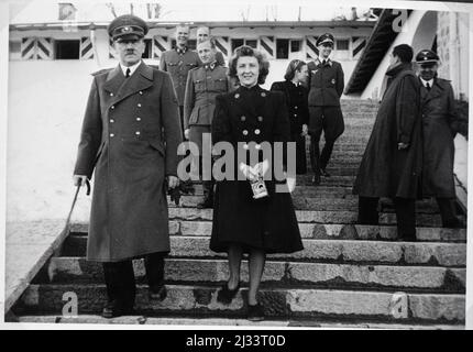 Eva Brauns Fotoalben, ca. 1913 - ca. 1944. Diese Alben werden Eva Braun zugeschrieben (vier werden von ihrer Freundin Herta Schneider, geb. Ostermeyer, beansprucht) und dokumentieren ihr Leben aus ca. 1913 bis 1944. Es gibt viele Fotos von Eva, ihren Schwestern und ihren Kindern, Herta Schneider und ihren Kindern, sowie Fotos von Evas Ferien, Familienmitgliedern und Freunden. Dazu gehören Fotografien von und von Eva Braun im Hitlerhaus Berghof (oder Kehlstein), Fotografien von Hitler und seinem Gefolge, Besucher von Berghof und der Landschaft um Berchtesgaden sowie einige Studioporträts von Eva Stockfoto