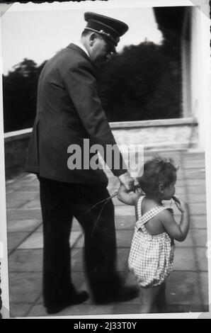 Eva Brauns Fotoalben, ca. 1913 - ca. 1944. Diese Alben werden Eva Braun zugeschrieben (vier werden von ihrer Freundin Herta Schneider, geb. Ostermeyer, beansprucht) und dokumentieren ihr Leben aus ca. 1913 bis 1944. Es gibt viele Fotos von Eva, ihren Schwestern und ihren Kindern, Herta Schneider und ihren Kindern, sowie Fotos von Evas Ferien, Familienmitgliedern und Freunden. Dazu gehören Fotografien von und von Eva Braun im Hitlerhaus Berghof (oder Kehlstein), Fotografien von Hitler und seinem Gefolge, Besucher von Berghof und der Landschaft um Berchtesgaden sowie einige Studioporträts von Eva Stockfoto