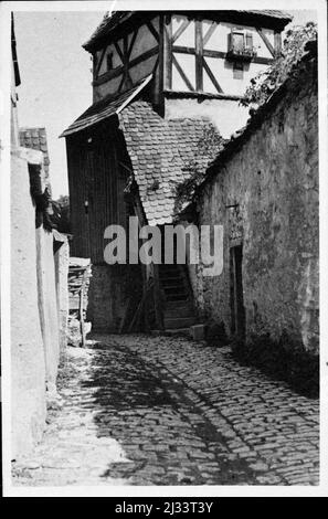 Beigries , Beigries, Deutschland. Eva Brauns Fotoalben, ca. 1913 - ca. 1944. Diese Alben werden Eva Braun zugeschrieben (vier werden von ihrer Freundin Herta Schneider, geb. Ostermeyer, beansprucht) und dokumentieren ihr Leben aus ca. 1913 bis 1944. Es gibt viele Fotos von Eva, ihren Schwestern und ihren Kindern, Herta Schneider und ihren Kindern, sowie Fotos von Evas Ferien, Familienmitgliedern und Freunden. Dazu gehören Fotografien von und von Eva Braun in Hitlers Chalet Berghof (oder Kehlstein), Fotografien von Hitler und seinem Gefolge, Besucher von Berghof und die Landschaft um Berchtesgaden, Stockfoto